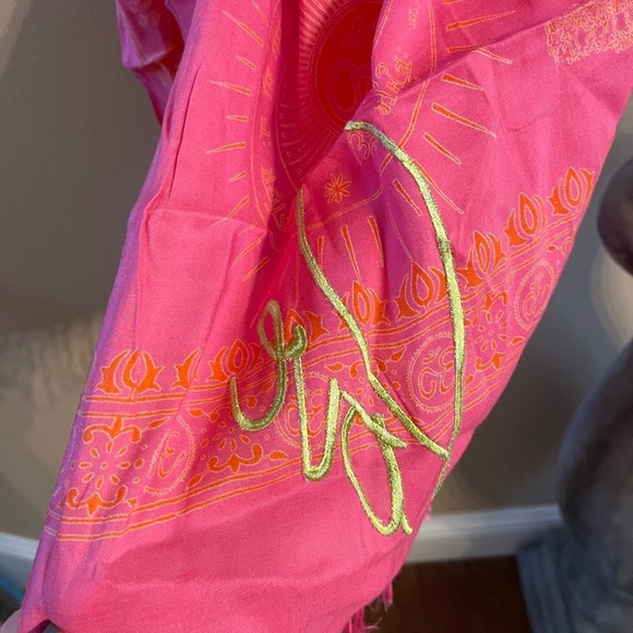 Gorgeous Print Scarf Wrap - Picture 5 of 6